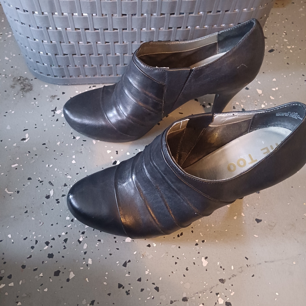 Elegant Black Heeled Shoes